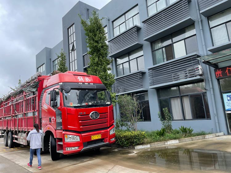 榮大供應鹽城現代公交候車(chē)亭發(fā)貨第七批