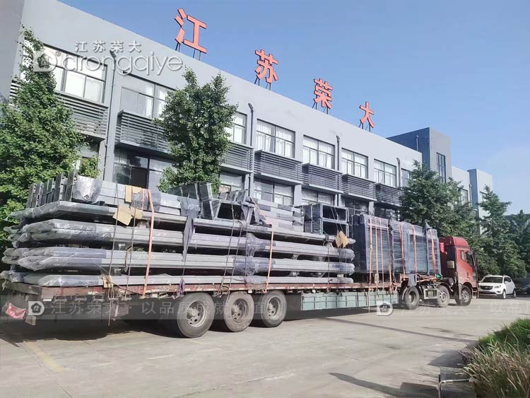 江蘇榮大智能公交站臺三車(chē)齊發(fā)